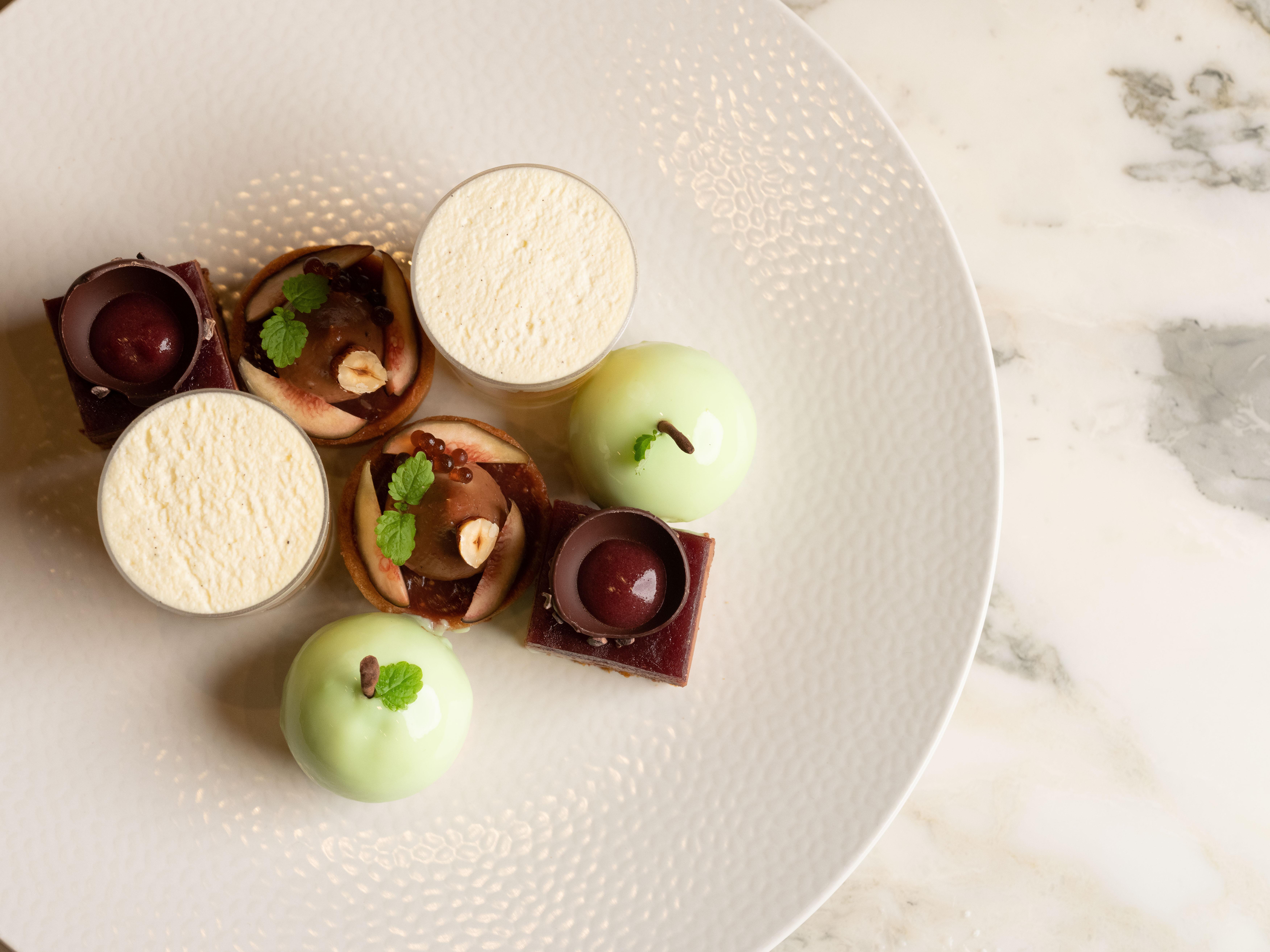 Pan Pacific Perth Hotell Eksteriør bilde A selection of petits fours